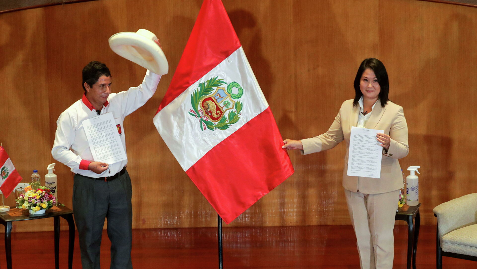 Pedro Castillo on the left and Keiko Fujimori on the right.  Photo by Sebastian Castaneda, Reuters.