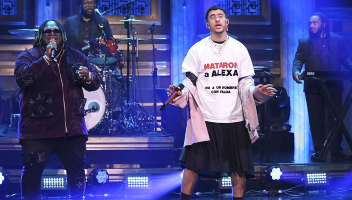 La increíble actuación de Bad Bunny en el show de Jimmy Fallon, vestido con una falda y pendientes para denunciar la transfobia. Vía Pitchfork.