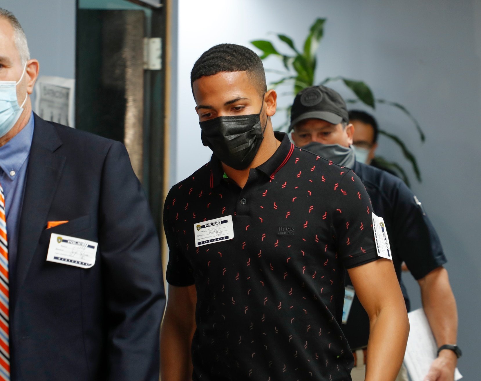 Félix Verdejo with his lawyers at the Puerto Rico Police Department. Photo: Pablo Martínez Rodríguez.