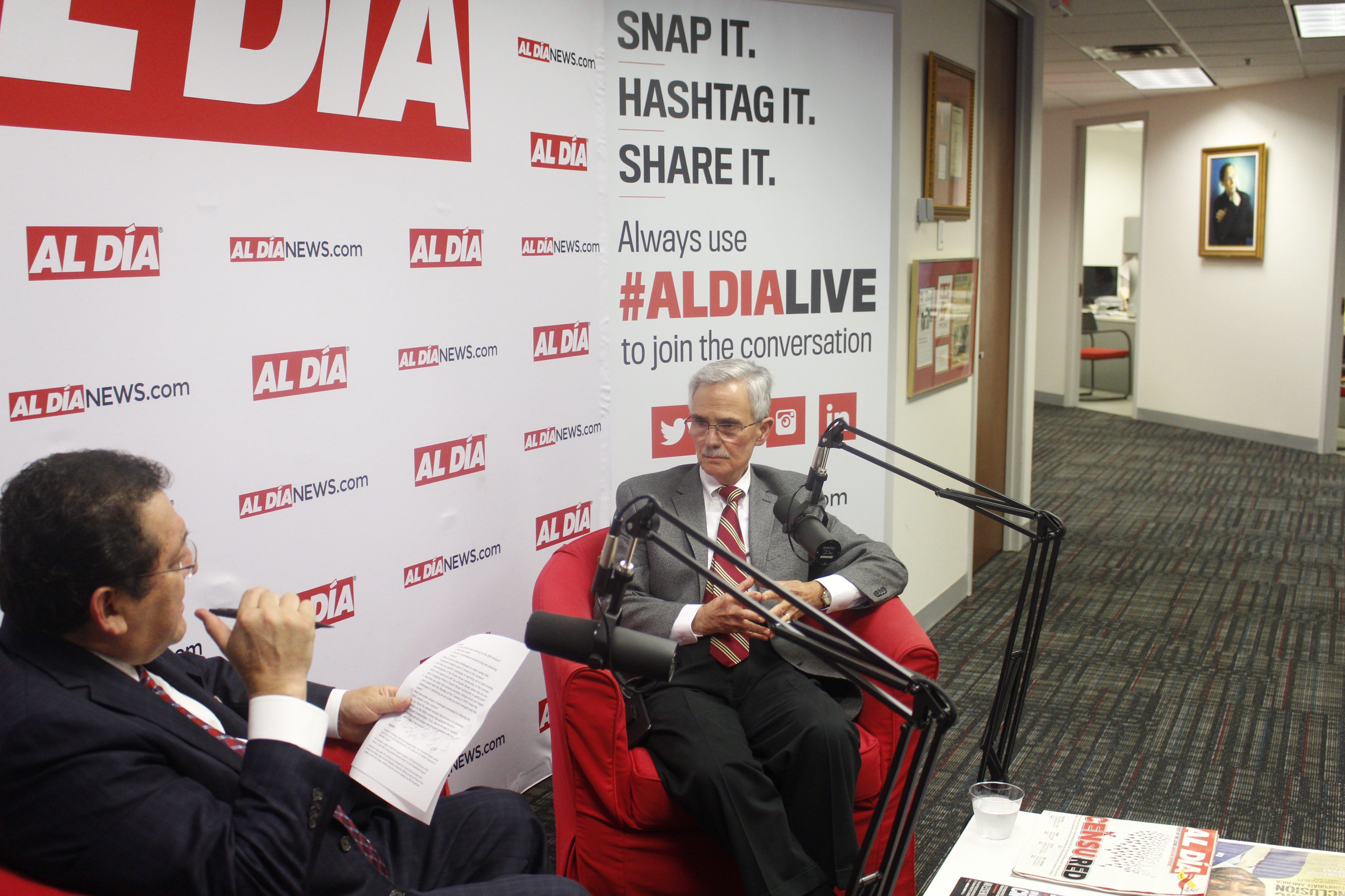 AL DÍA CEO Hernán Guaracao (left) speaks with Fernando Armstrong (right) on Aug. 7 at the AL DÍA News room. Photo: Emily Neil / AL DÍA News
