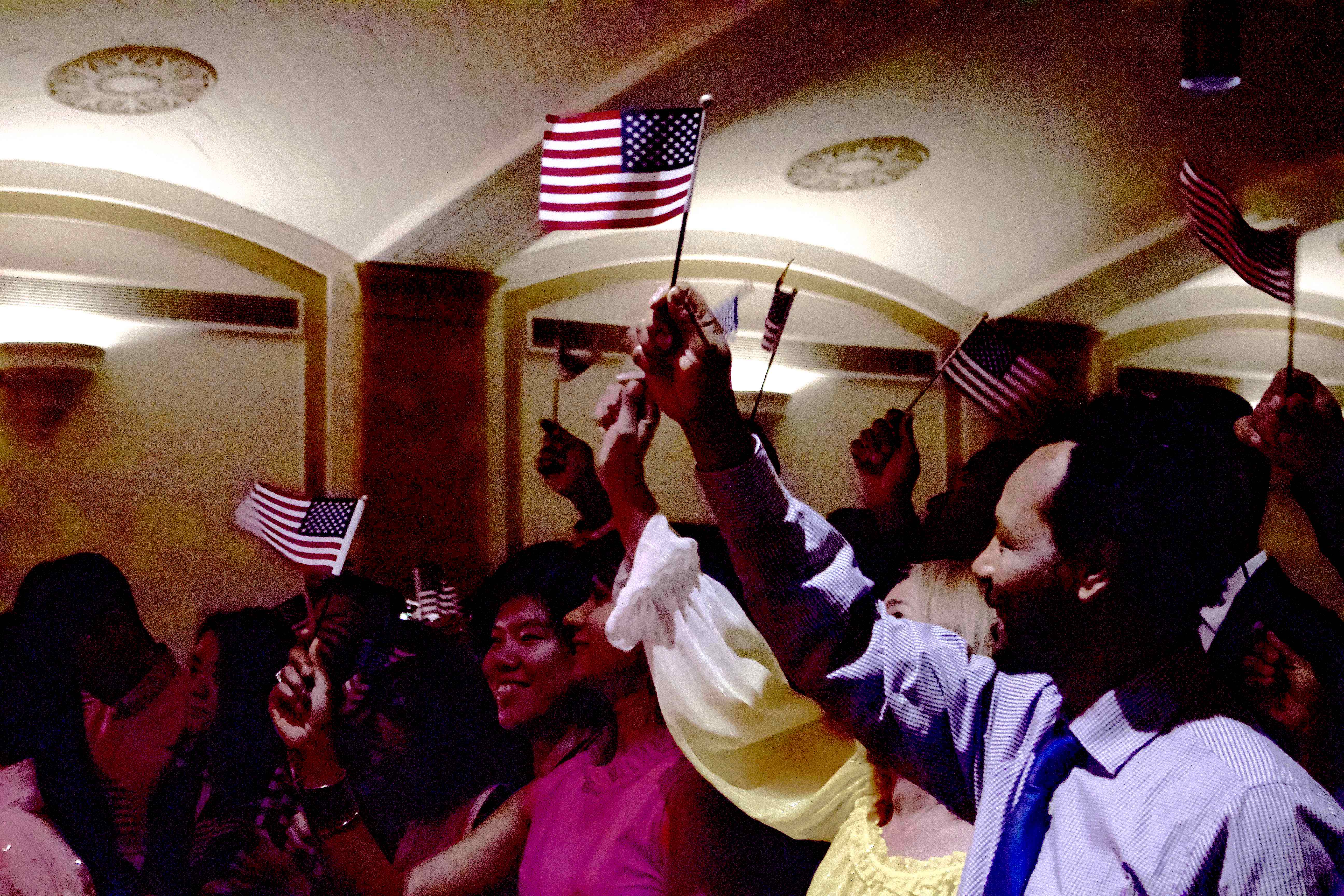 New citizens celebrate at the naturalization ceremony held as part of Immigrant Heritage Month at the Free Library of Philadelphia on June 11. Photo: Rivka Pruss / AL DÍA News