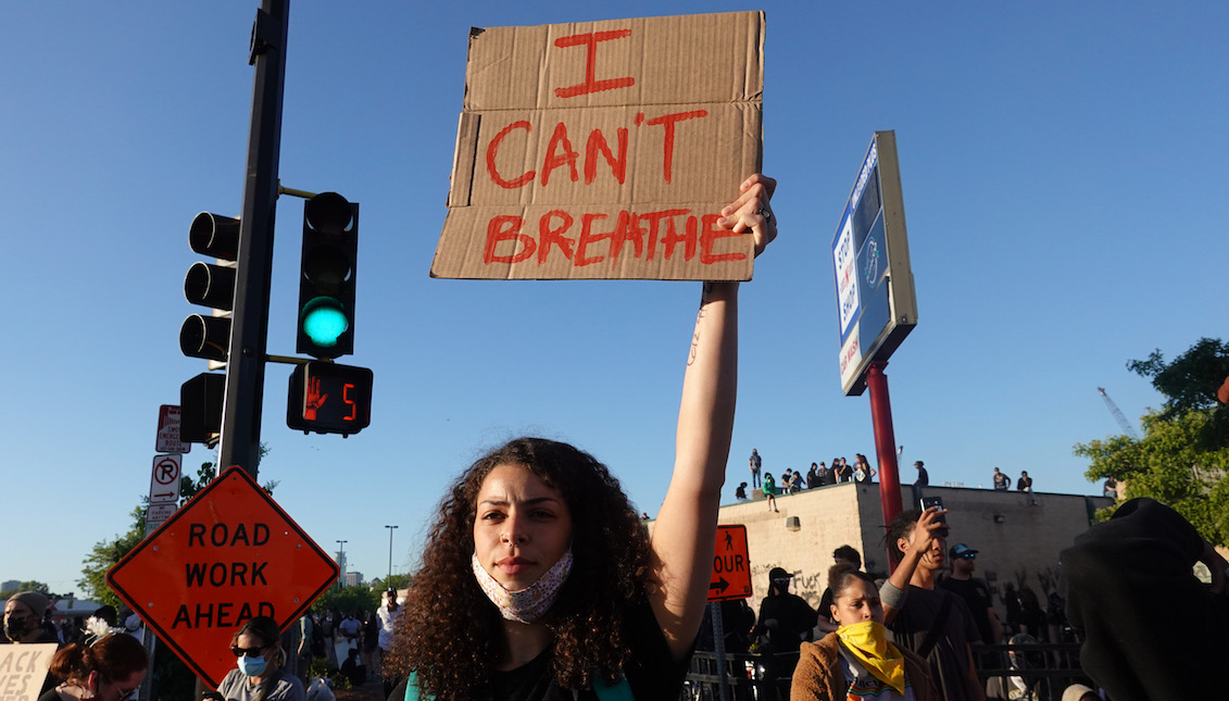 MINNEAPOLIS, MINNESOTA - 30 DE MAYO: Manifestantes protestan por el asesinato de George Floyd en las afueras de la 5ª comisaría de la ciudad el 30 de mayo de 2020 en Minneapolis, Minnesota. (Foto de Scott Olson/Getty Images)