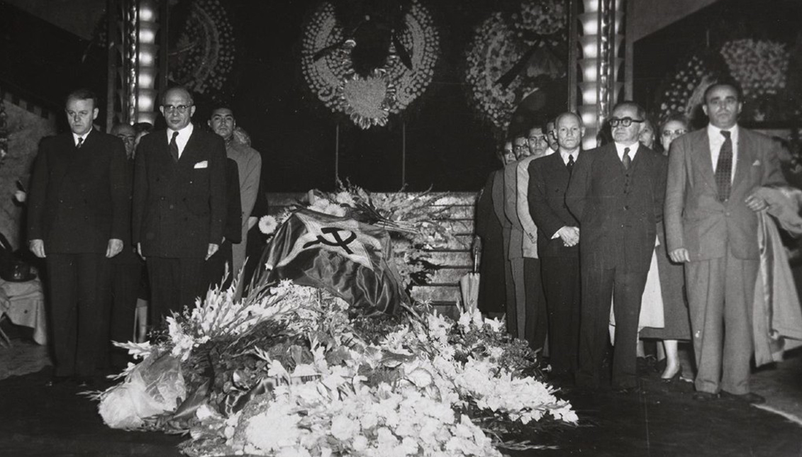 Kahlo, cubierta por la bandera comunista, fue despedida con grandes honores desde el Palacio de Bellas Artes de Ciudad de México. Photo: Morton.