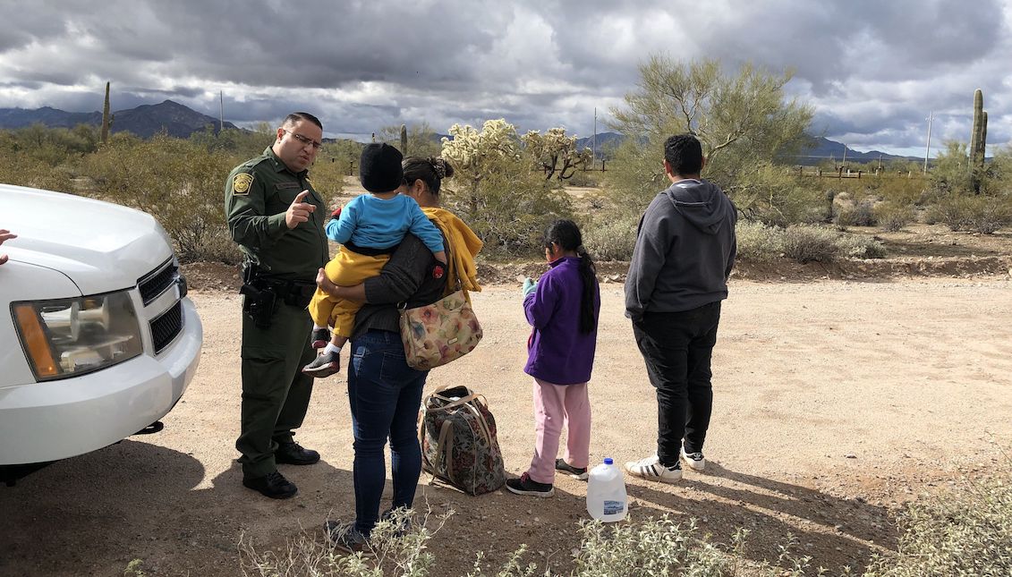 Photograph of February 22, where the spokesman of the Border Patrol, Daniel Hernandez, appears, while speaking with a Honduran immigrant after surrendering along with her three children of 2, 9 and 14 years in a point of the area known as Quitobaquito, on the border of Arizona with Mexico (USA). EFE / Paula Díaz