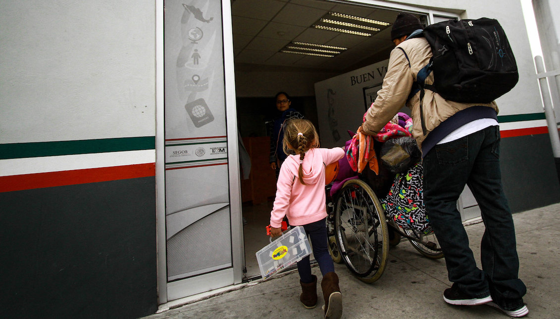 A new policy of the Department of Homeland Security warns that "illegal" immigrants detained at the border will be separated from their children. Photo: EFE/Joebeth Terriquez