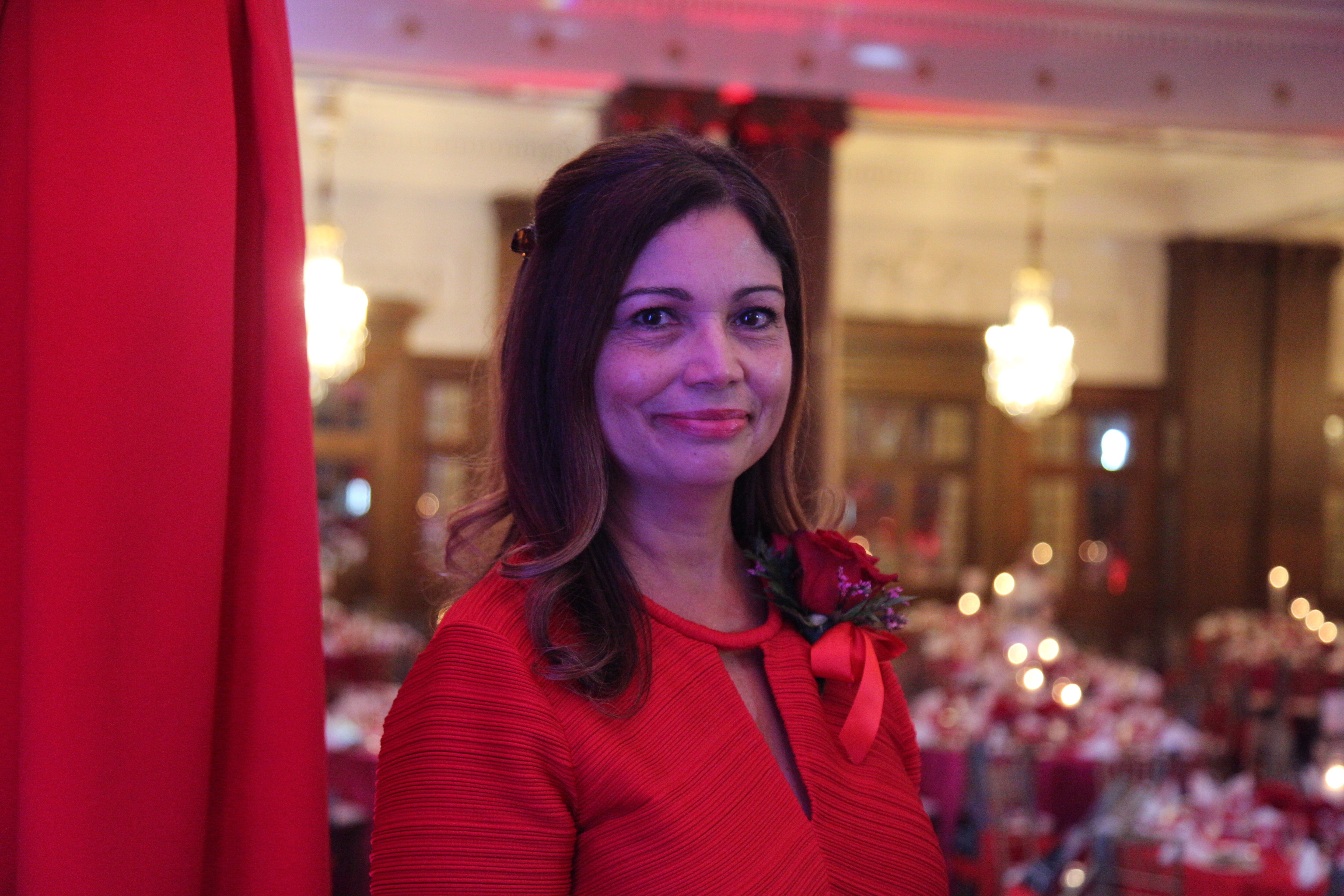 Dr. Maribel Hernandez onstage before the start of the Go Red for Women luncheon. Photo: Emily Neil / AL DÍA News
