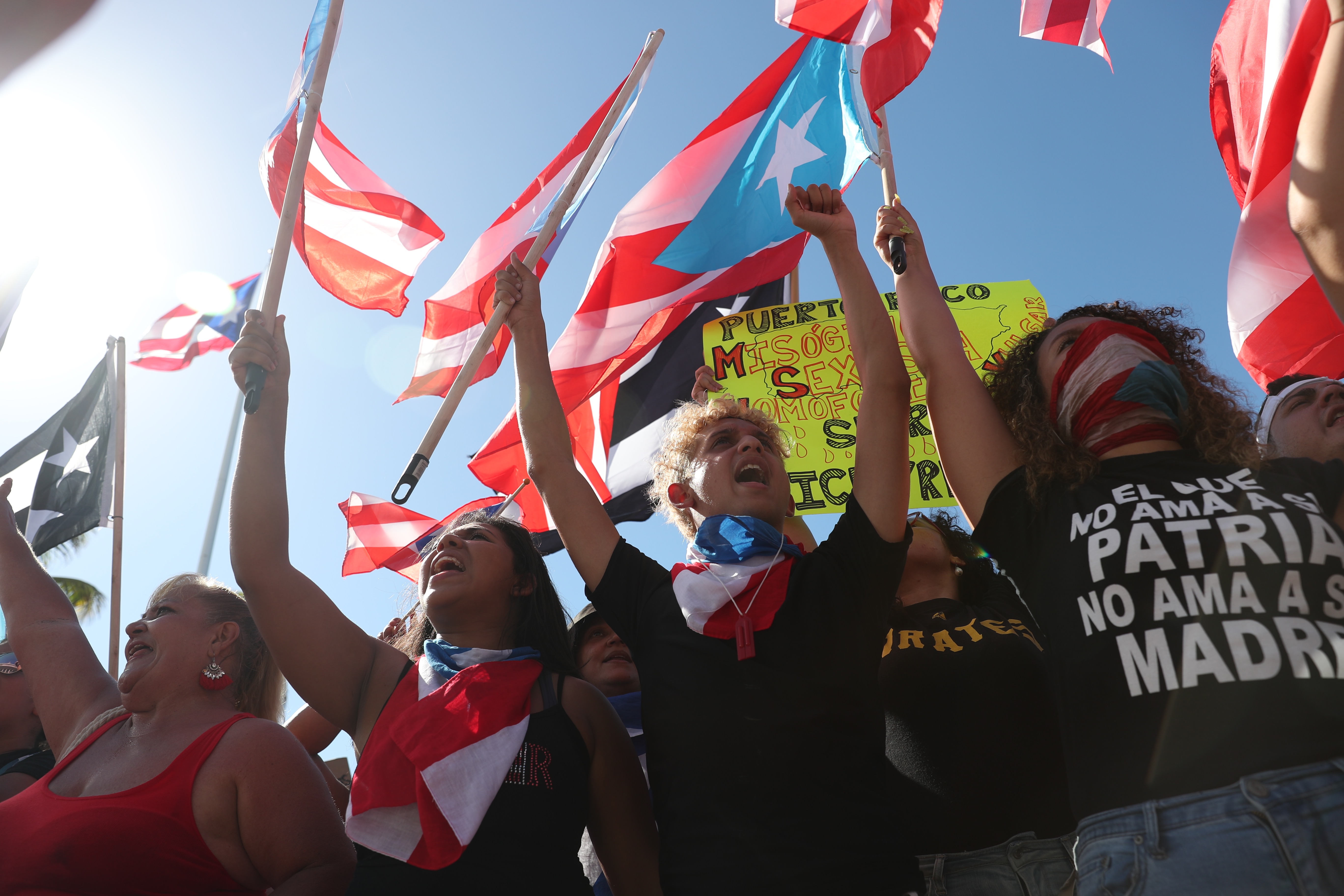 OLD SAN JUAN, PUERTO RICO - JULY 17: Manifestantes demandan que el gobernador de Puerto Rico, Ricardo Rosselló, renuncie su puesto el 17 del julio en frente del Capitolio después de las revelaciones del lenguaje misógino y abusivo de un grupo privado de Telegram de él y sus asesores. Foto: Getty Images
