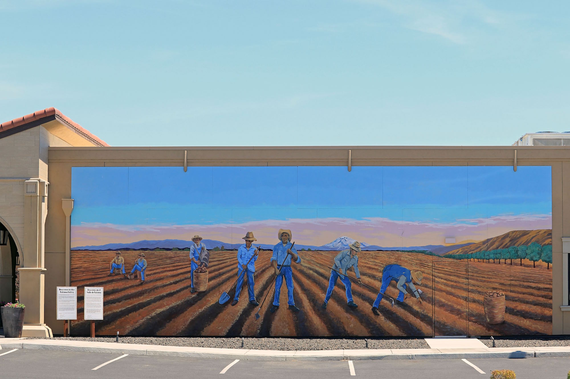 Downtown Toppenish Washington wall mural titled Braceros in the Yakima Valley depicting seasonal Mexican bracero field workers in local fields. Photo: Don & Melinda Crawford/Education Images/Universal Images Group via Getty Images
