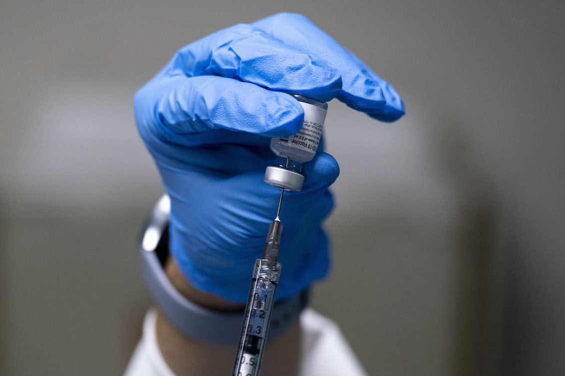 Preparación de una dosis de la vacuna Pfizer-BioNTech Covid-19 en el Ashford Medical Center en San Juan, Puerto Rico el 15 de diciembre de 2020. Foto: Ricardo Arduengo / AFP vía Getty Images.