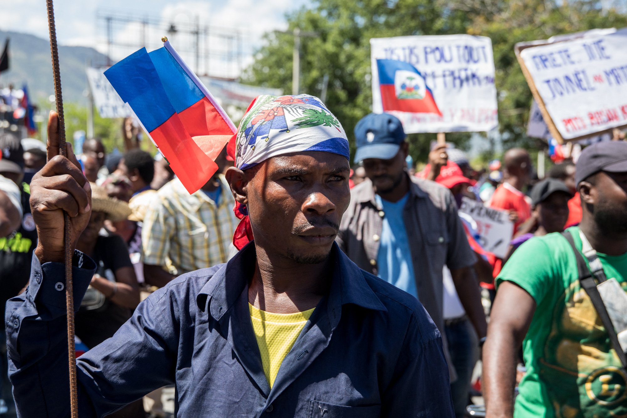 Los haitianos se manifiestan durante una protesta para denunciar el proyecto de referéndum constitucional llevado a cabo por el presidente Jovenel Moise el 28 de marzo de 2021 en Puerto Príncipe. Foto: Valerie Baeriswyl/AFP via Getty Images