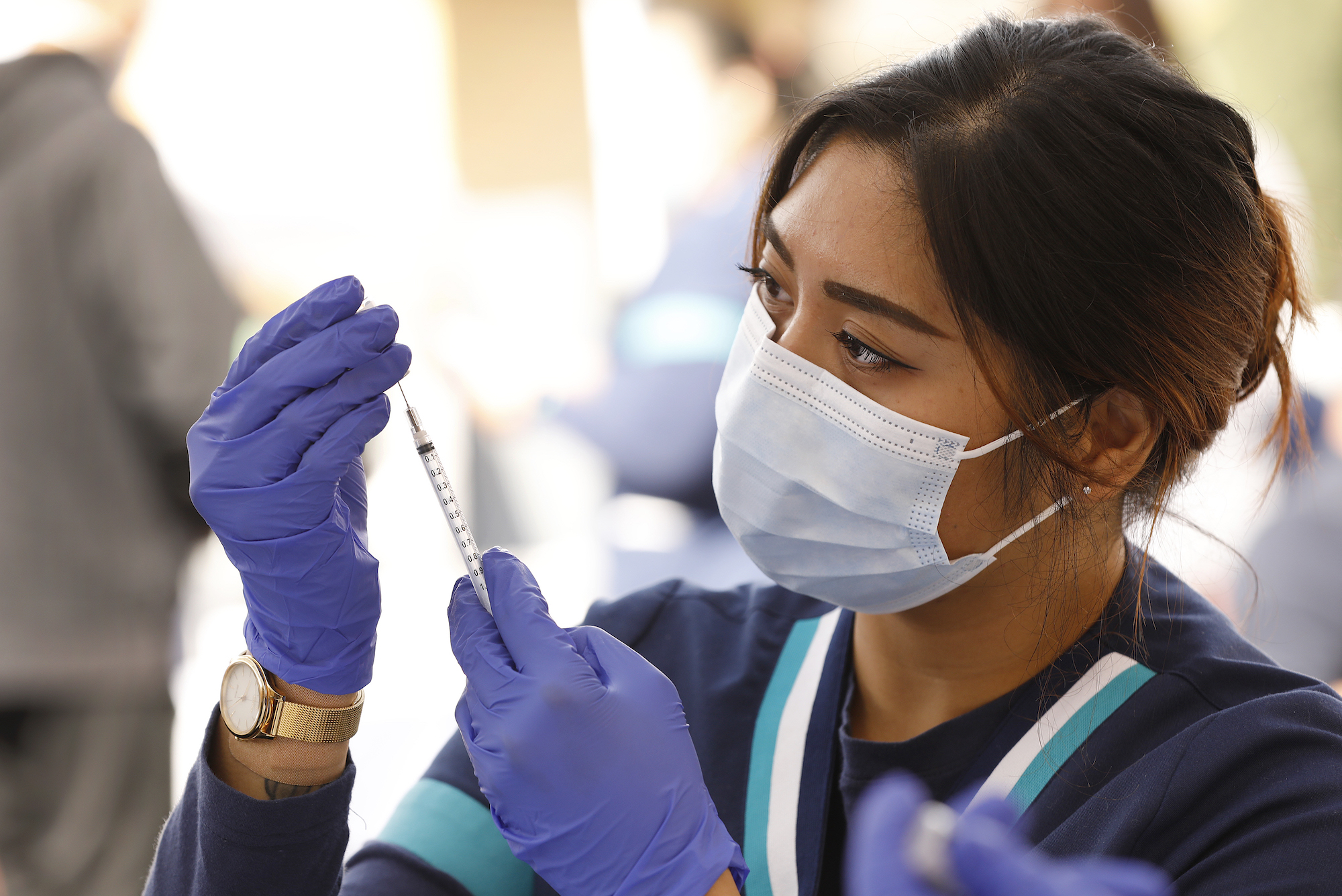 Student registered nurse Camille Endicio prepares Pfizer Covid-19 vaccination syringes as at a new, walk-up mobile COVID-19 clinic launched on April 20 to provide the Pfizer COVID-19 vaccine to underserved communities in Los Angeles. Photo: Al Seib/Los Angeles Times via Getty Images.