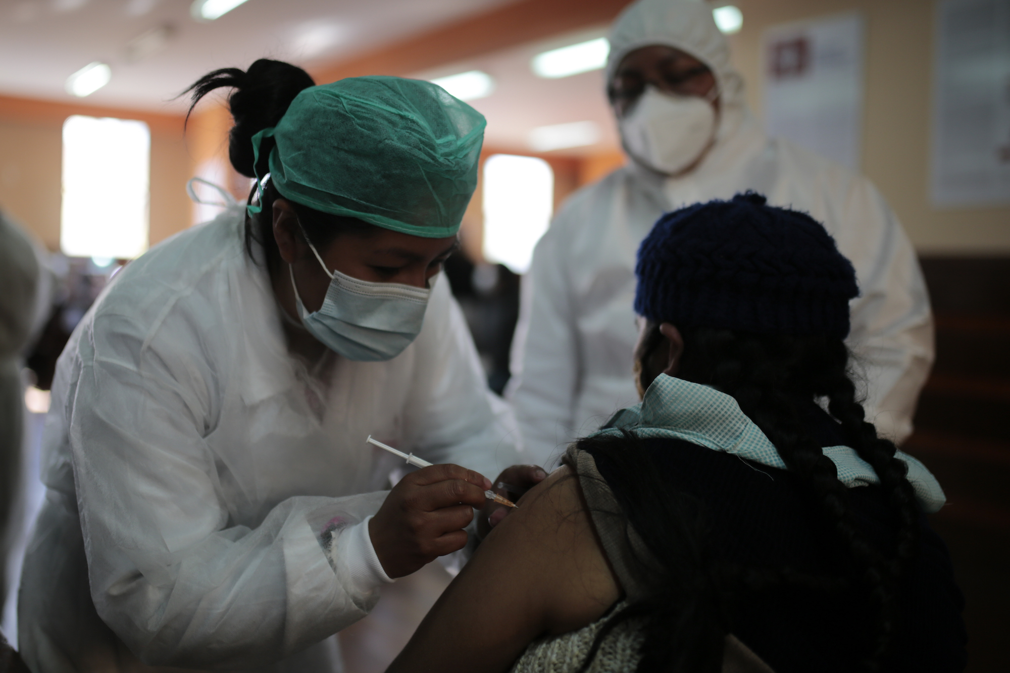 A nurse administers a dose of Sinopharm vaccine to a woman as part of a campaign to bring awareness to vaccination against COVID-19 on July 5, 2021 in La Paz, Bolivia. Photo: Gaston Brito/Getty Images
