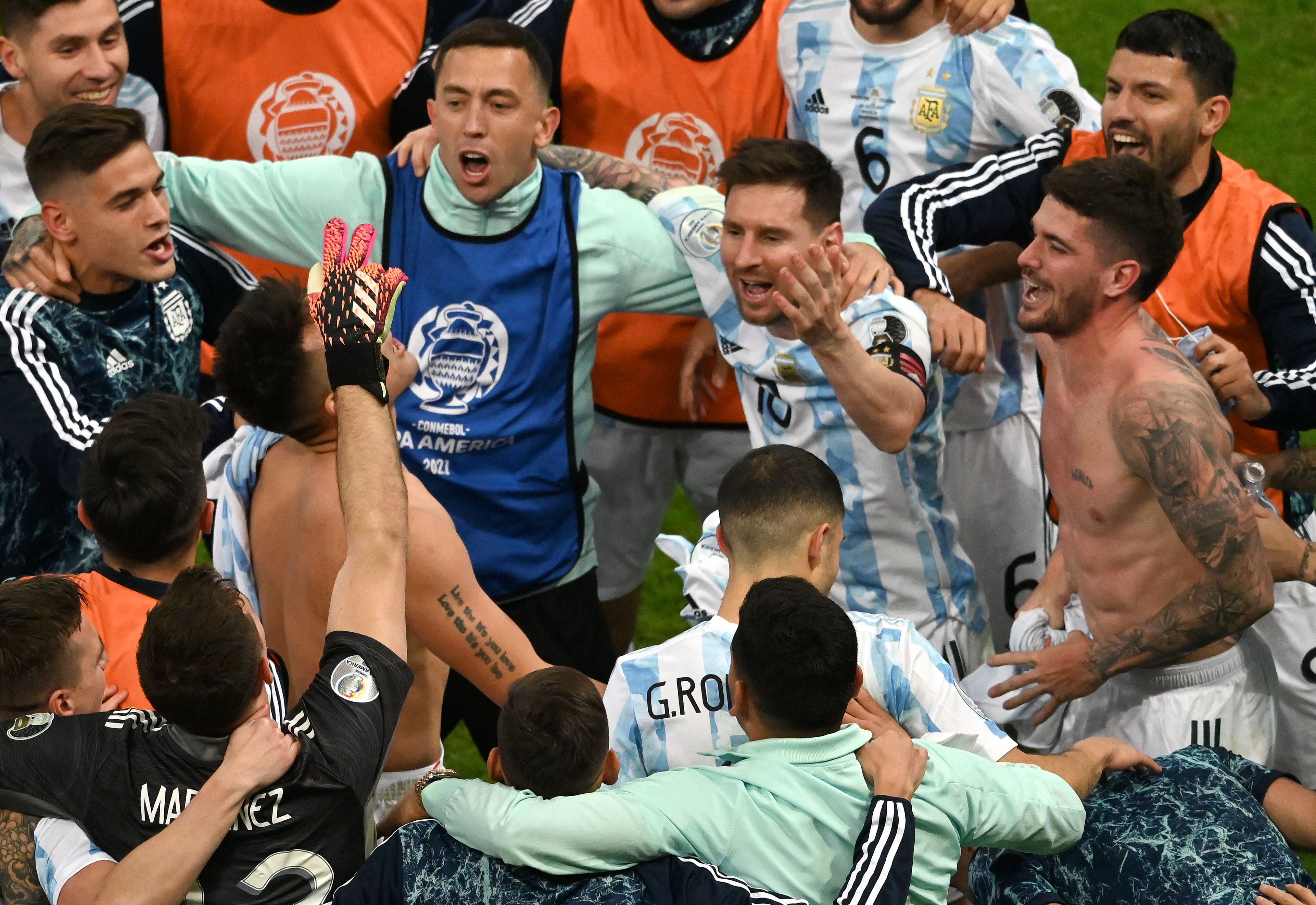 Los jugadores de Argentina celebran al final del partido de semifinales del torneo de fútbol Conmebol 2021 contra Colombia en el estadio Mane Garrincha en Brasilia, Brasil, el 6 de julio de 2021. Foto: Evaristo Sa/AFP via Getty Images