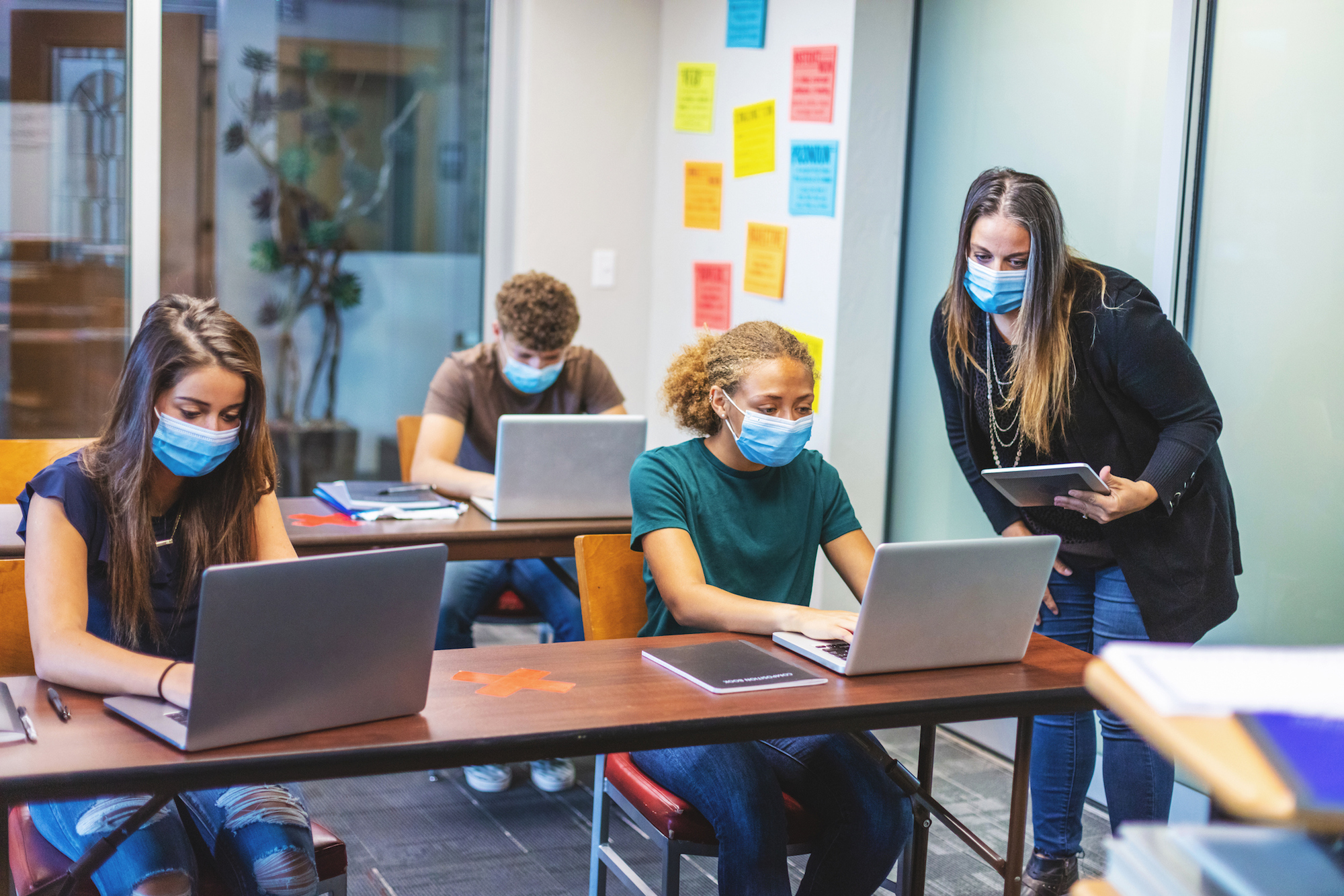 Three Florida educators die due to COVID-19 complications as schools districts continue to defy state orders on mask mandates. Photo: Getty Images
