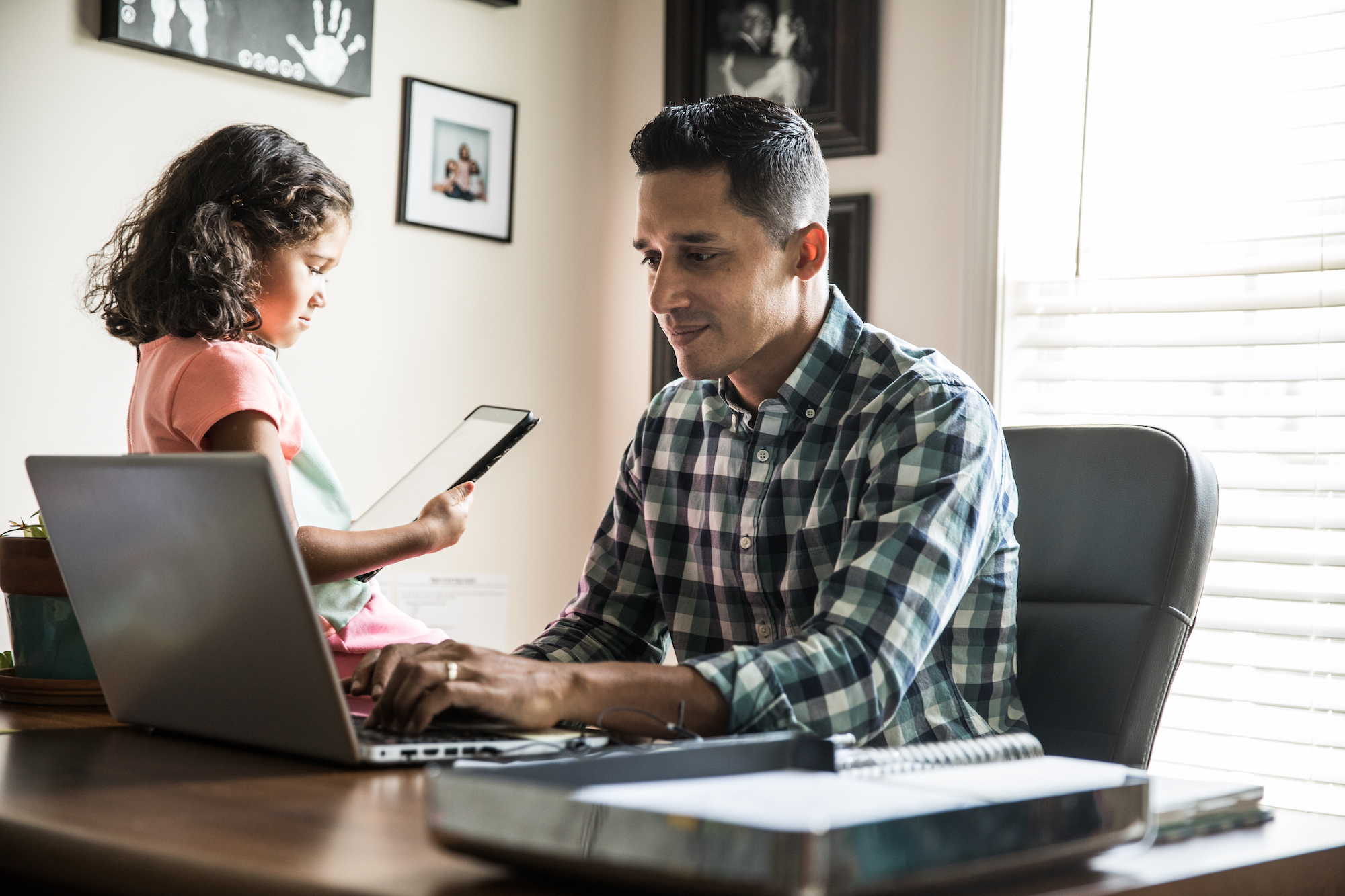 UnidosUS provides a digital literacy program for parents. Photo: Getty Images
