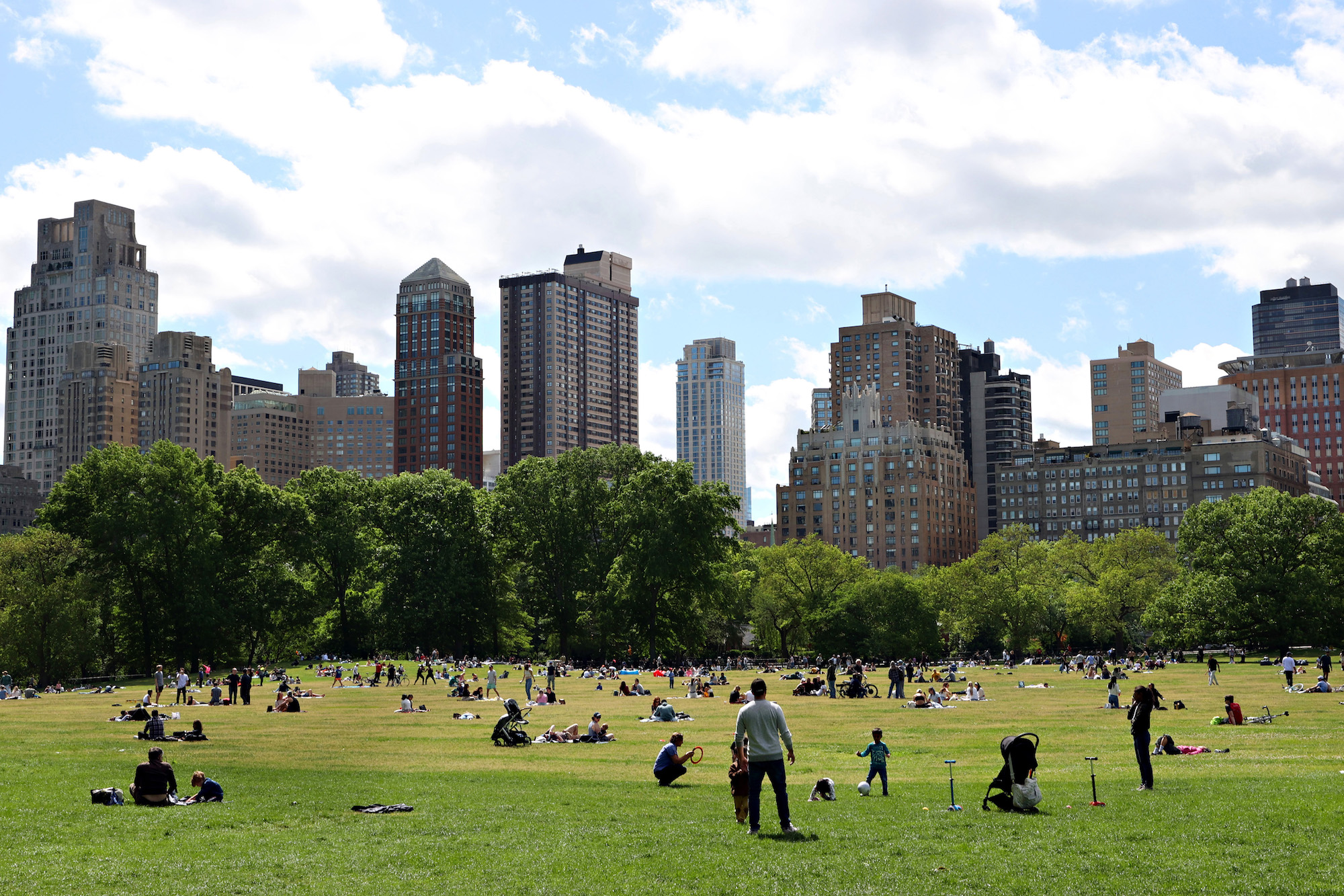 People fill Sheep Meadow in Central Park on May 31, 2021 in New York City. Photo: Cindy Ord/Getty Images
