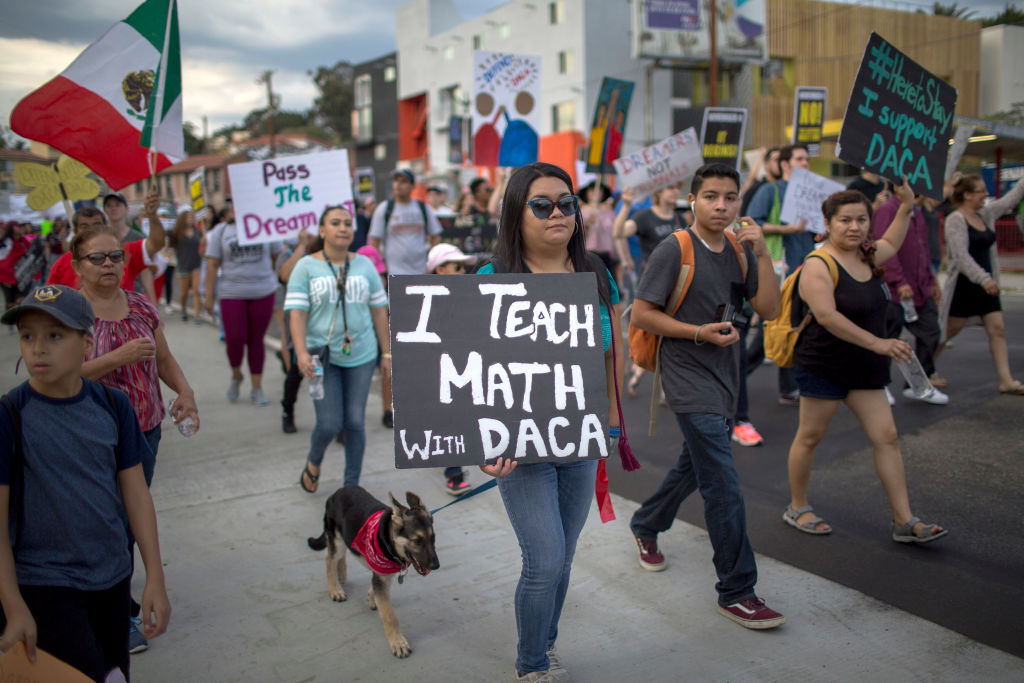  Miles de inmigrantes y simpatizantes se unen a  la marcha "Defend DACA" para oponerse a la orden del Presidente Trump de terminar con DACA el 10 de septiembre de 2017 en Los Ángeles, California. Foto: David McNew/Getty Images