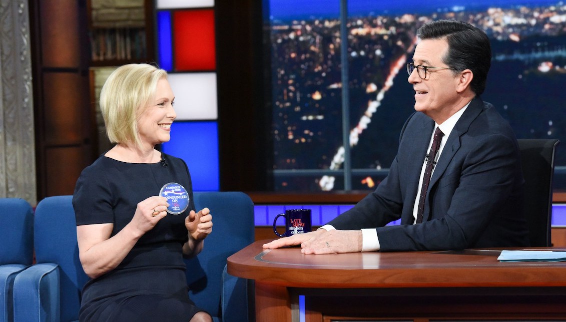 Kristen Gillibrand anuncia su candidatura presidencial para el 2020 en el Late Show con Stephen Colbert. Foto: Vanity Fair.