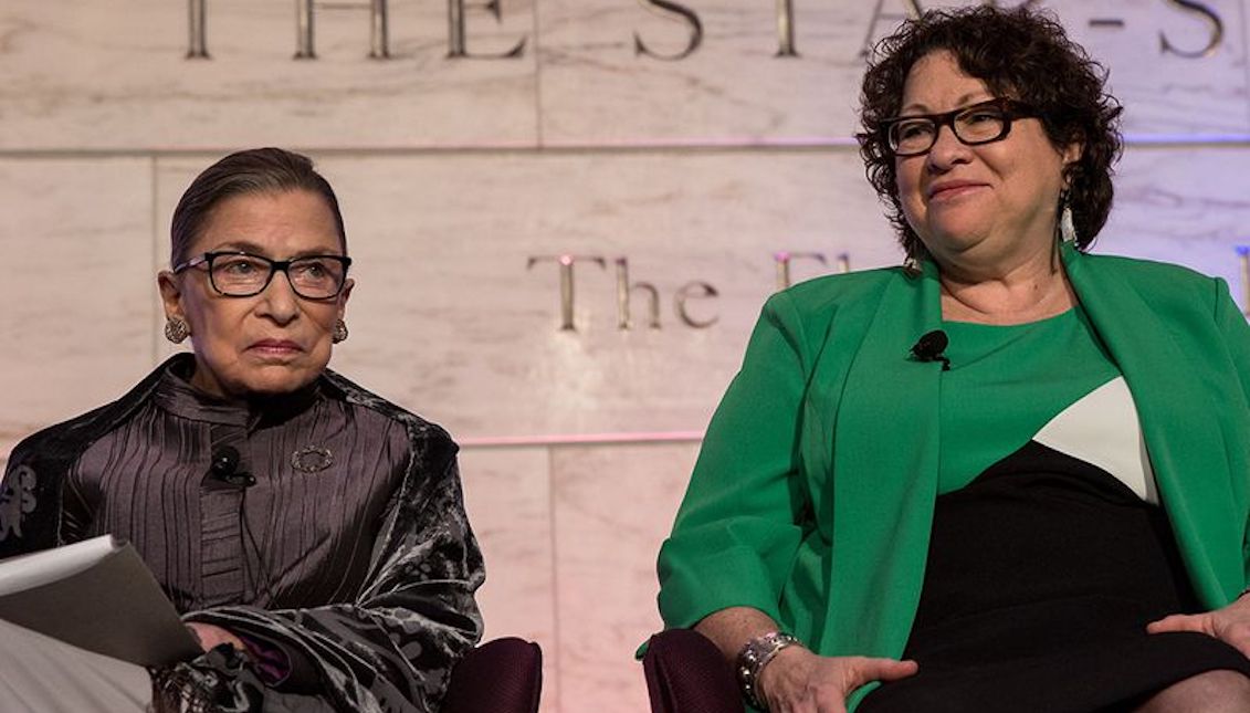 Las juezas asociadas, Ruth Bader Ginsburg y Sonia Sotomayor, durante una discusión en el Museo Nacional de Historia de los Estados Unidos. (NMNH)