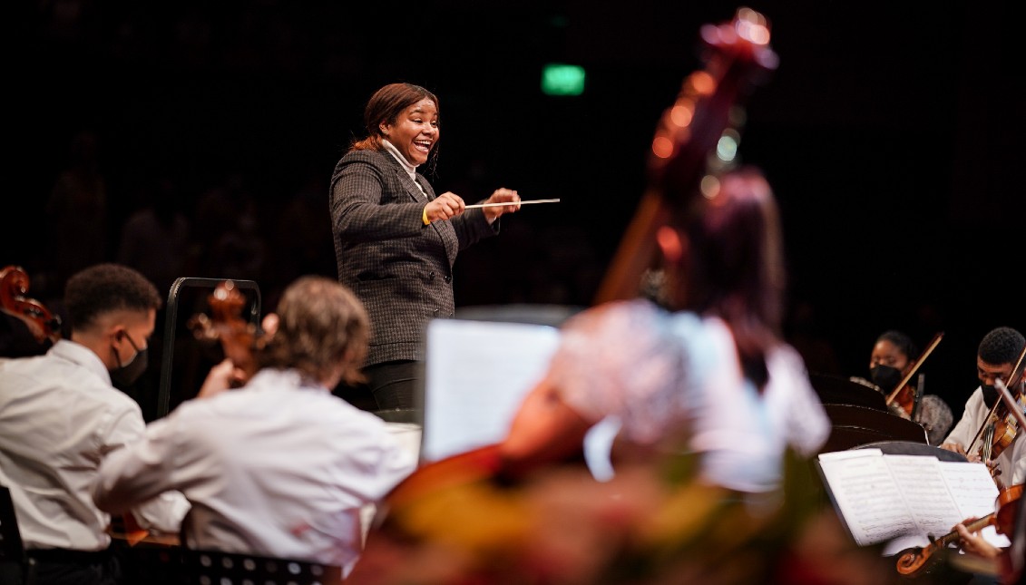 Glass Marcano conducted the Cartagena Symphony Orchestra in the concert "The Colors of Colombia" during the Classical Music Festival held in the city. Photo: Courtesy of Cartagena Music Festival 