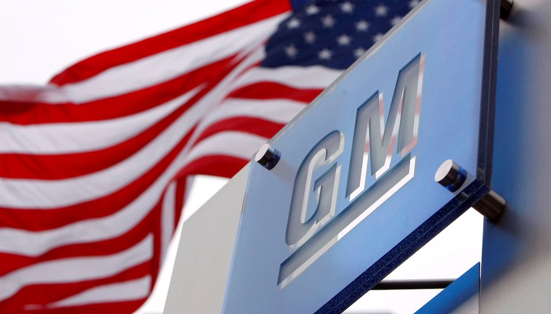 The American flag flies at the General Motors (GM) world headquarters in Detroit, United States, on November 19, 2008. GM announced on November 26, 2018, the closure of seven plants around the world in the framework of a restructuring plan. EFE/Jeff Kowalsky