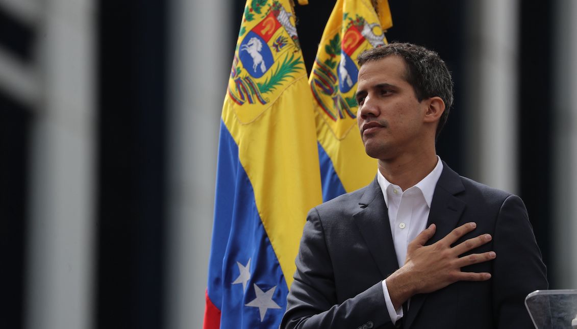 The president of the Venezuelan Parliament, Juan Guaidó, announces that he assumes the powers of the Executive, this Wednesday in Caracas (Venezuela). Guaidó made the announcement in the framework of what he called the fight against the "usurpation" of the Presidency by Nicolás Maduro, which he considers "illegitimate". EFE / Miguel Gutiérrez