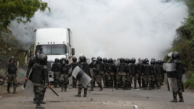 Las autoridades de Guatemala dispersaron la caravana de migrantes con violencia y gases lacrimógenos. Fotografía: BBC