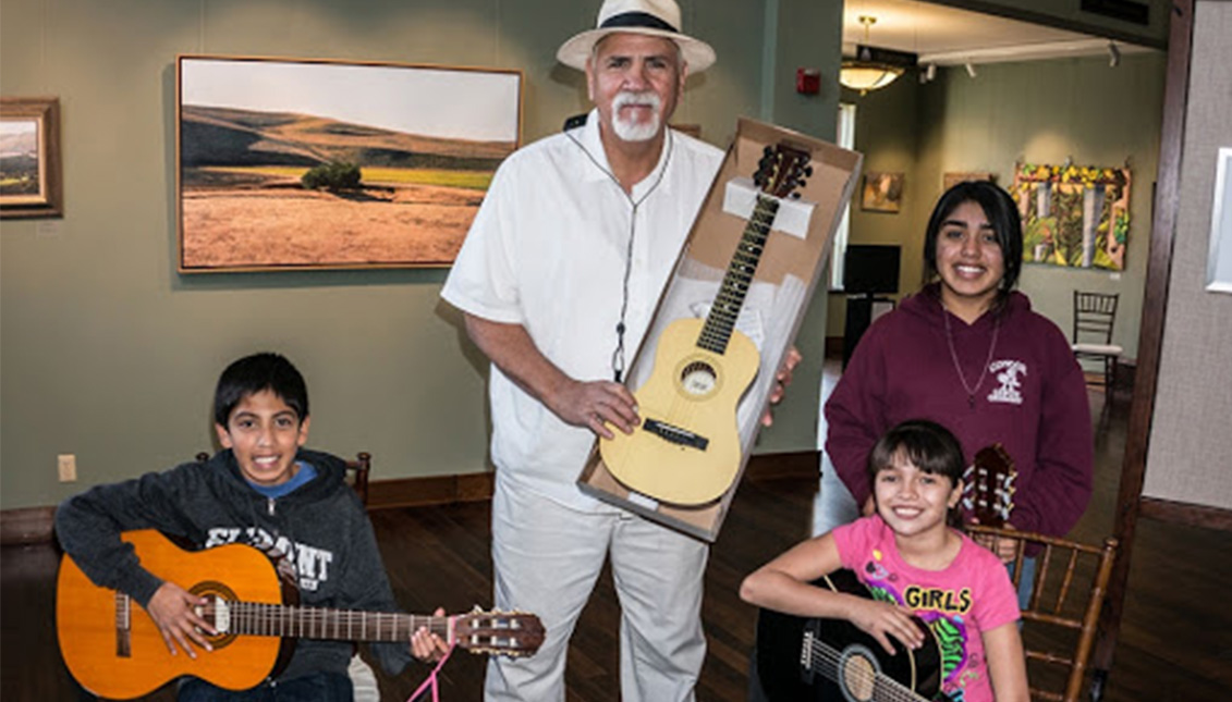 El artista chicano Xavier Montes fundó e impartió cursos de arte y música para niños, y colaboró con adolescentes en situación de riesgo. Vía The Fillmore Gazette.