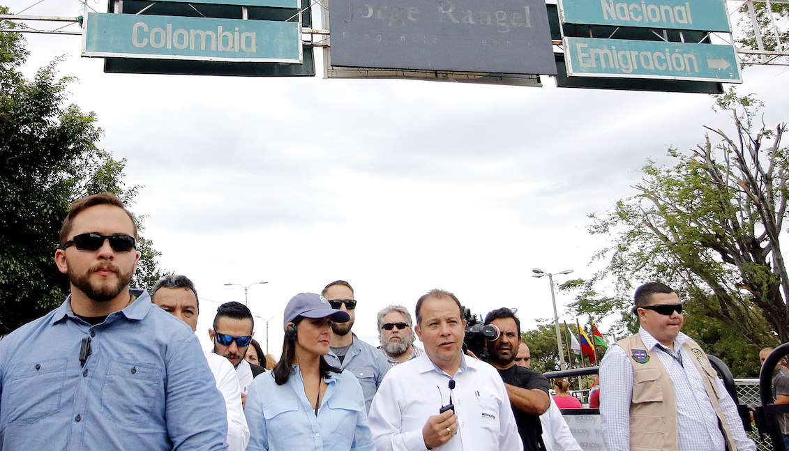 The United States ambassador to the UN, Nikki Haley (c), on Wednesday, August 8, 2018, travels the Simón Bolívar international bridge, in Cúcuta (Colombia), during her visit to the border between Colombia and Venezuela. EFE / Schneyder Mendoza Tarazona