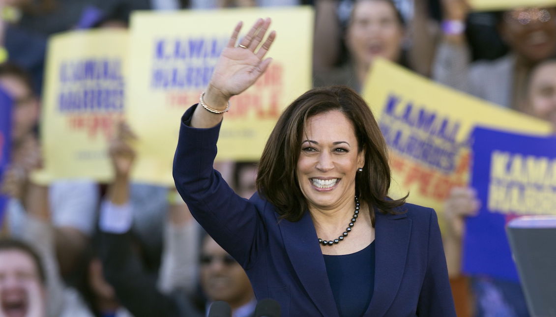 La senadora estadounidense Kamala Harris saluda a la multitud en un mitin de campaña en su ciudad natal de Oakland, California, EE.UU., el 27 de enero de 2019. Harris anunció su campaña presidencial durante la mañana del día de Martin Luther King Jr. EFE/EPA/D. ROSS CAMERON