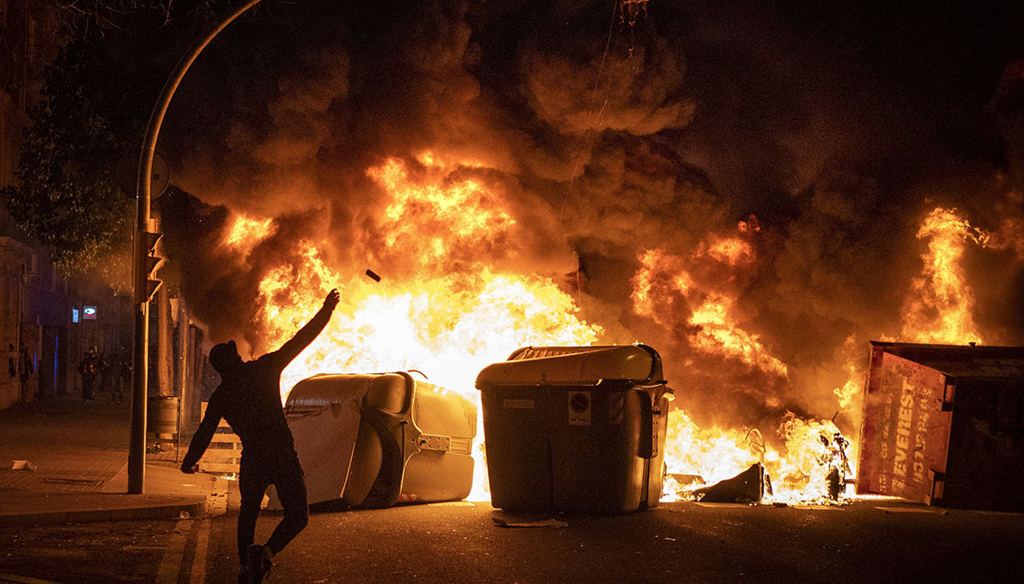 El debate en torno a los límites de la libertad de expresión y el desencanto y hartazgo de los jóvenes son algunas de las claves del polvorín que se vive en el país europeo. Photo: AP