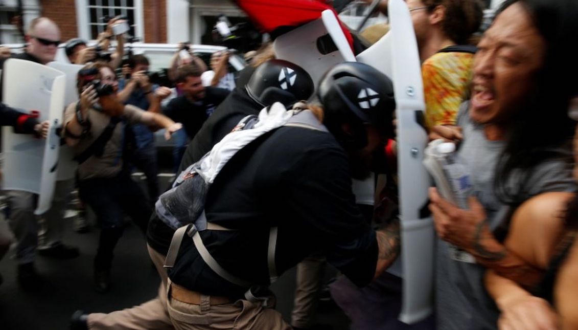 Violentos enfrentamientos estallan en el mitin de 'Unite the Right' en Charlottesville, Virginia. Foto: Reuters.