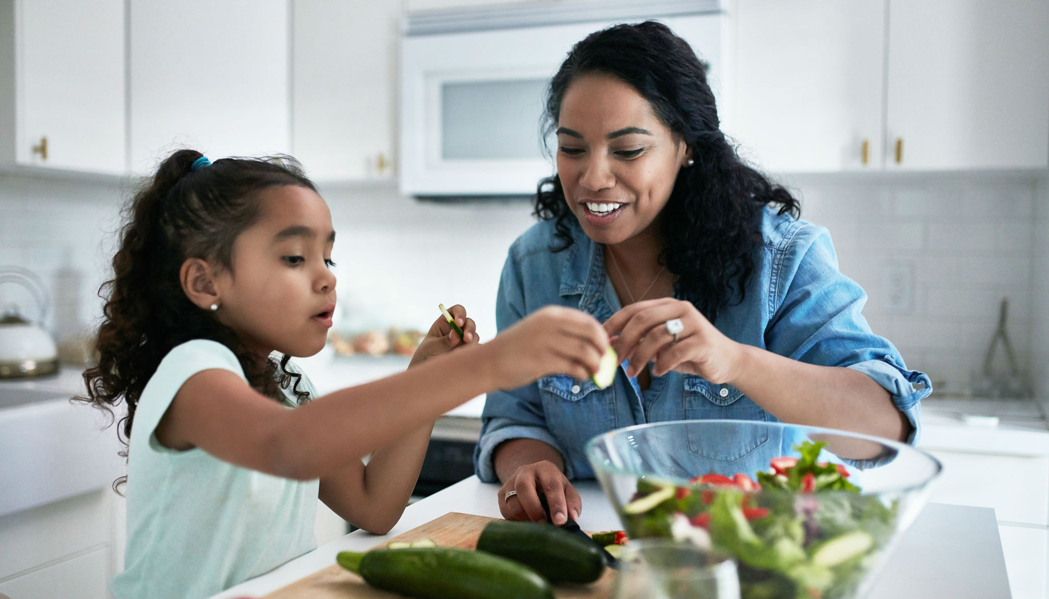 Es importante enseñar a nuestros hijos a establecer buenas rutinas alimentarias. Foto: Getty
