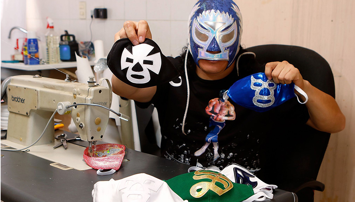 Hijo del Soberano cosiendo mascarillas quirúrgicas en su casa de México. Getty Images.