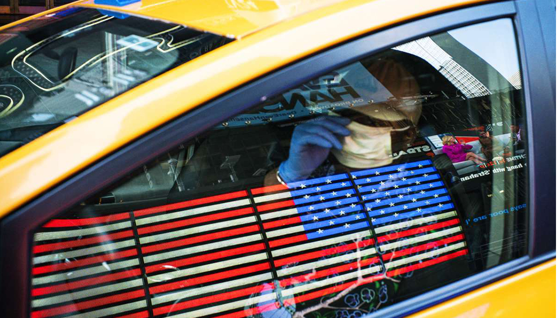 Un taxista hispano de Nueva York durante la pandemia. Foto: EDUARDO MUNOZ ALVAREZ / GETTY IMAGES