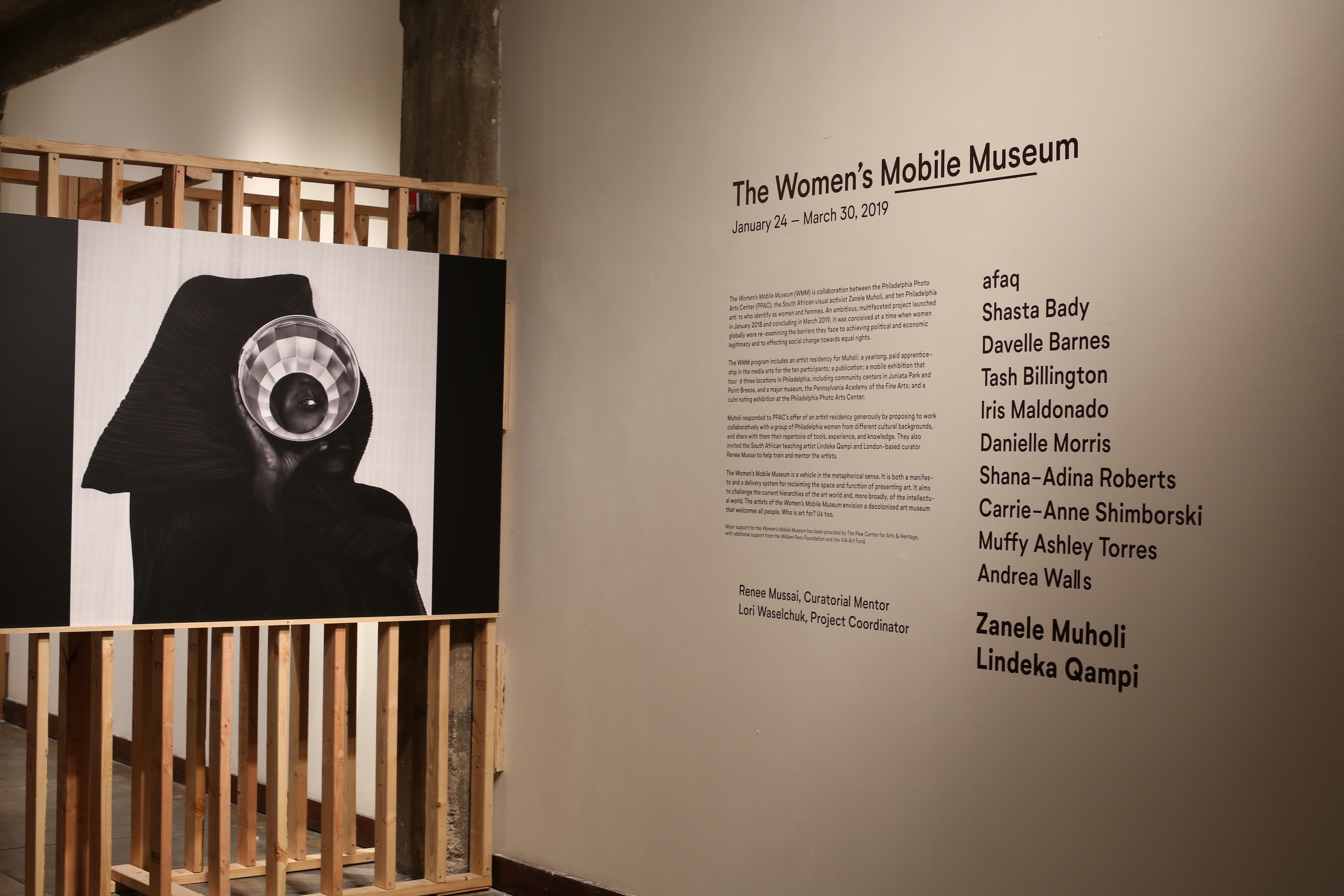 La noche de inauguración del Women’s Mobile Museum en el Photo Arts Center de Filadelfia, el 24 de enero de 2019. La imagen fue creada por Zanele Muholi, una artista y activista sudafricana.