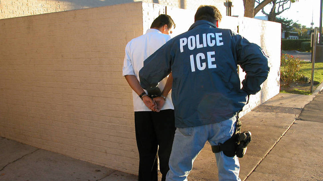 ICE detiene a un inmigrante. Fuente: Democracy Now. 