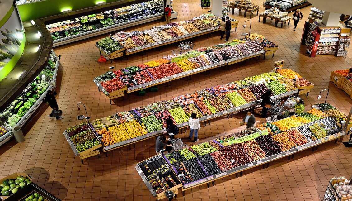 Sección de frutas y verduras en supermercado de cadena, imagen para ilustrar nota sobre malnutrición