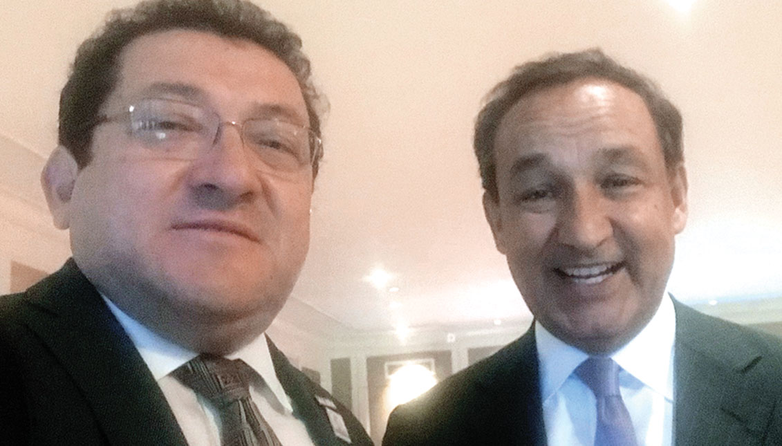 Hernán Guaracao, CEO de AL DÍA, con Oscar Muñoz, CEO of United Airlines. 