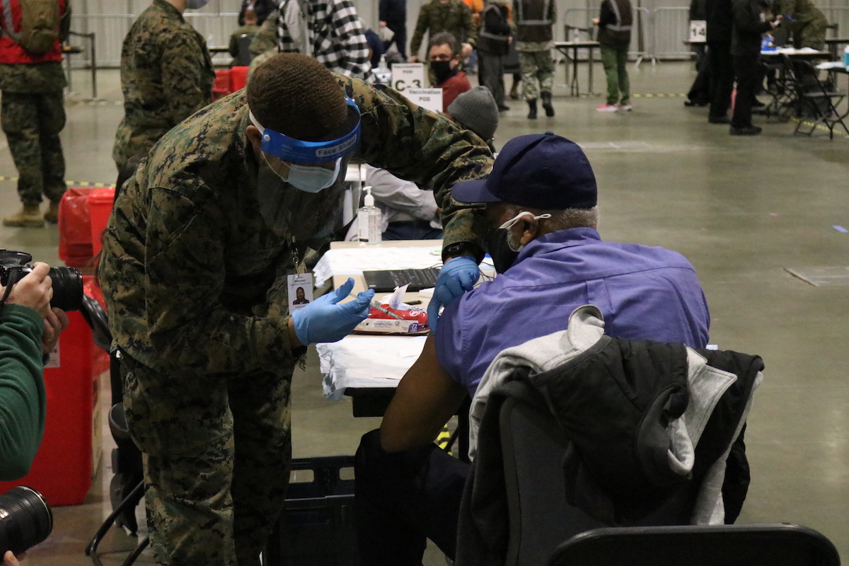 A patient recieves a dose of the COVID-19 vaccine at the FEMA-run vaccine site at the Pennsylvania Convention Center on March 2, 2021. Photo: Nigel Thompson/ AL DÍA News.