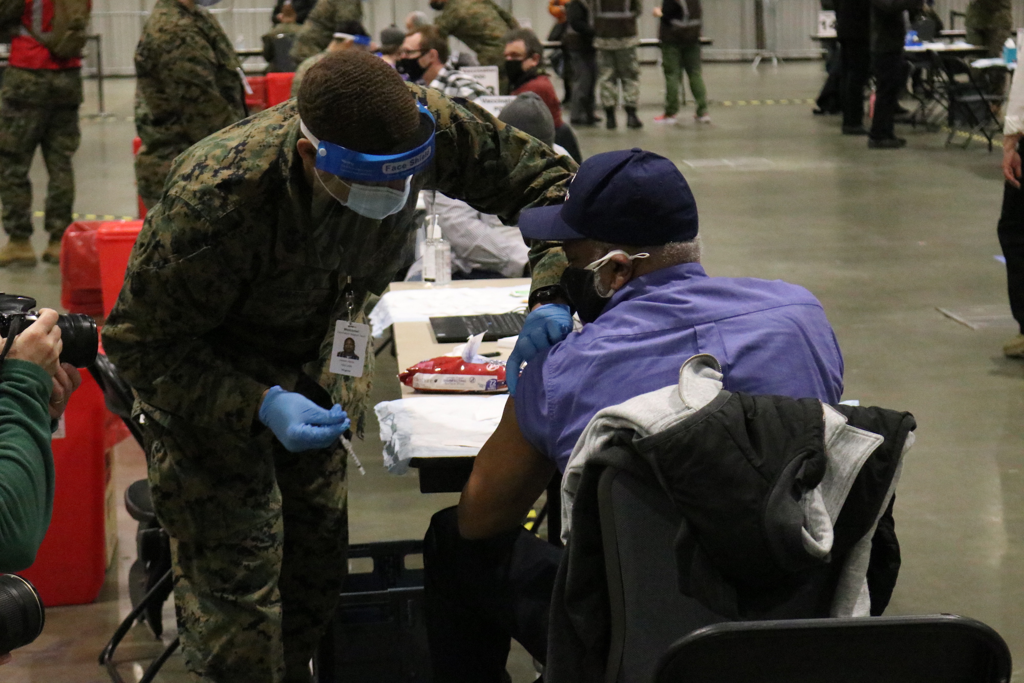 Firscomers get vaccinated at FEMA’s mass-vaccine Photo: Nigel Thompson/AL DÍA News