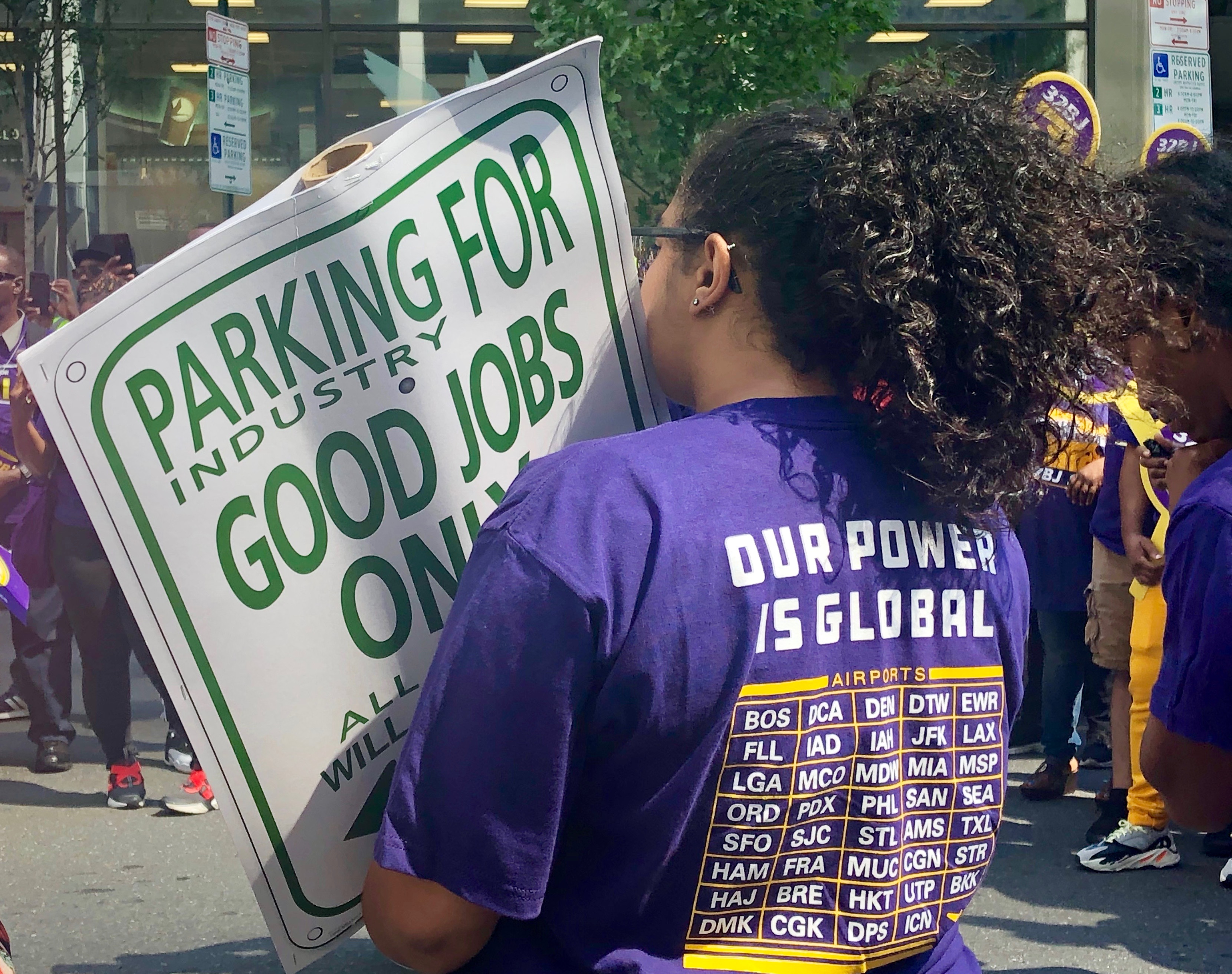 En la era de trabajos a tiempo completo que no pagan la cuentas, 400 trabajadores de parqueaderos protestan en las calles de Filadelfia. Foto: AL DÍA News / Michelle Myers