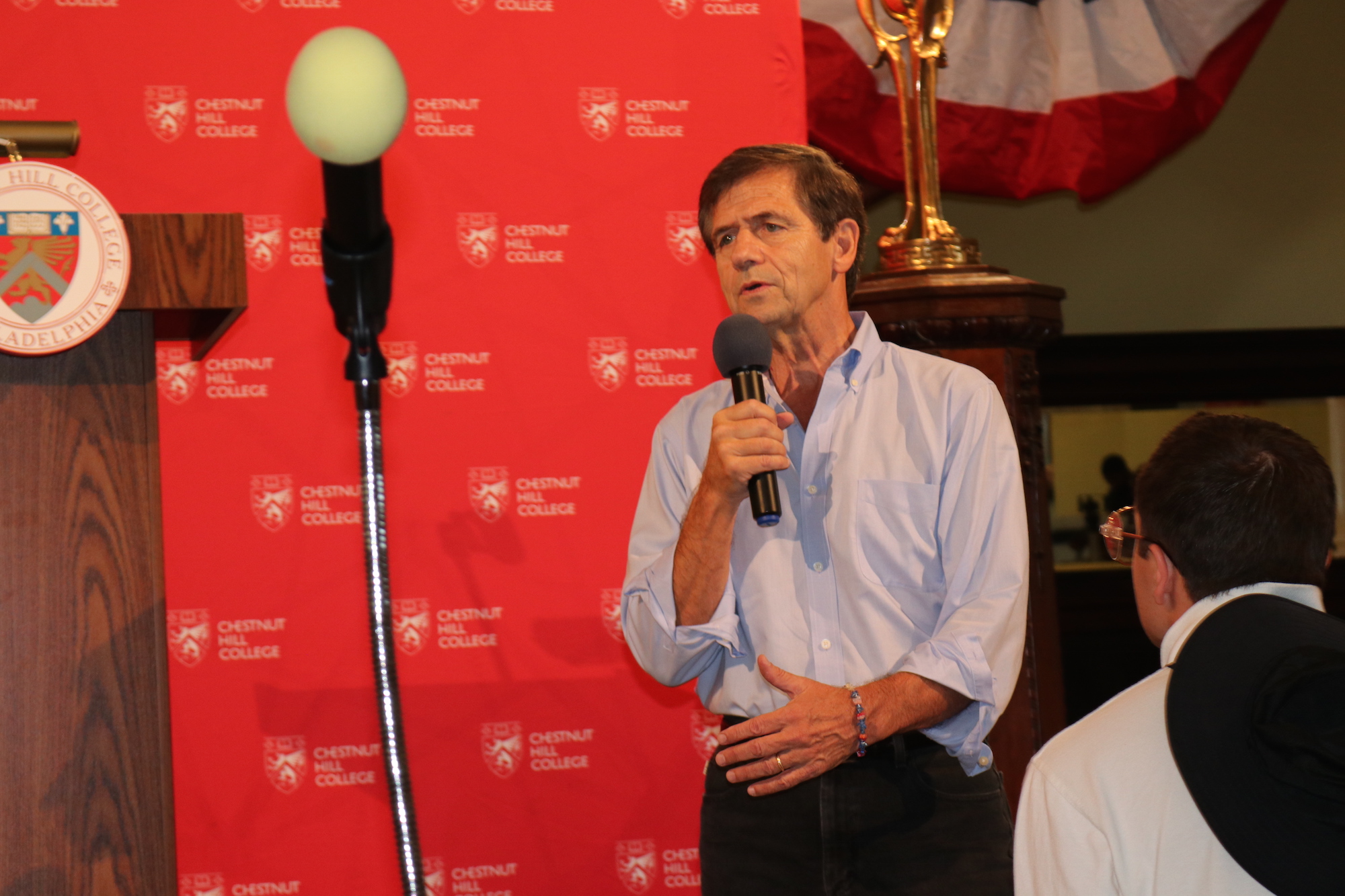 Former U.S. Representative and one of the many Democratic nominees for president, Joe Sestak speaks to an audience at Chestnut Hill College on September 23. Photo: Nigel Thompson/AL DÍA News. 