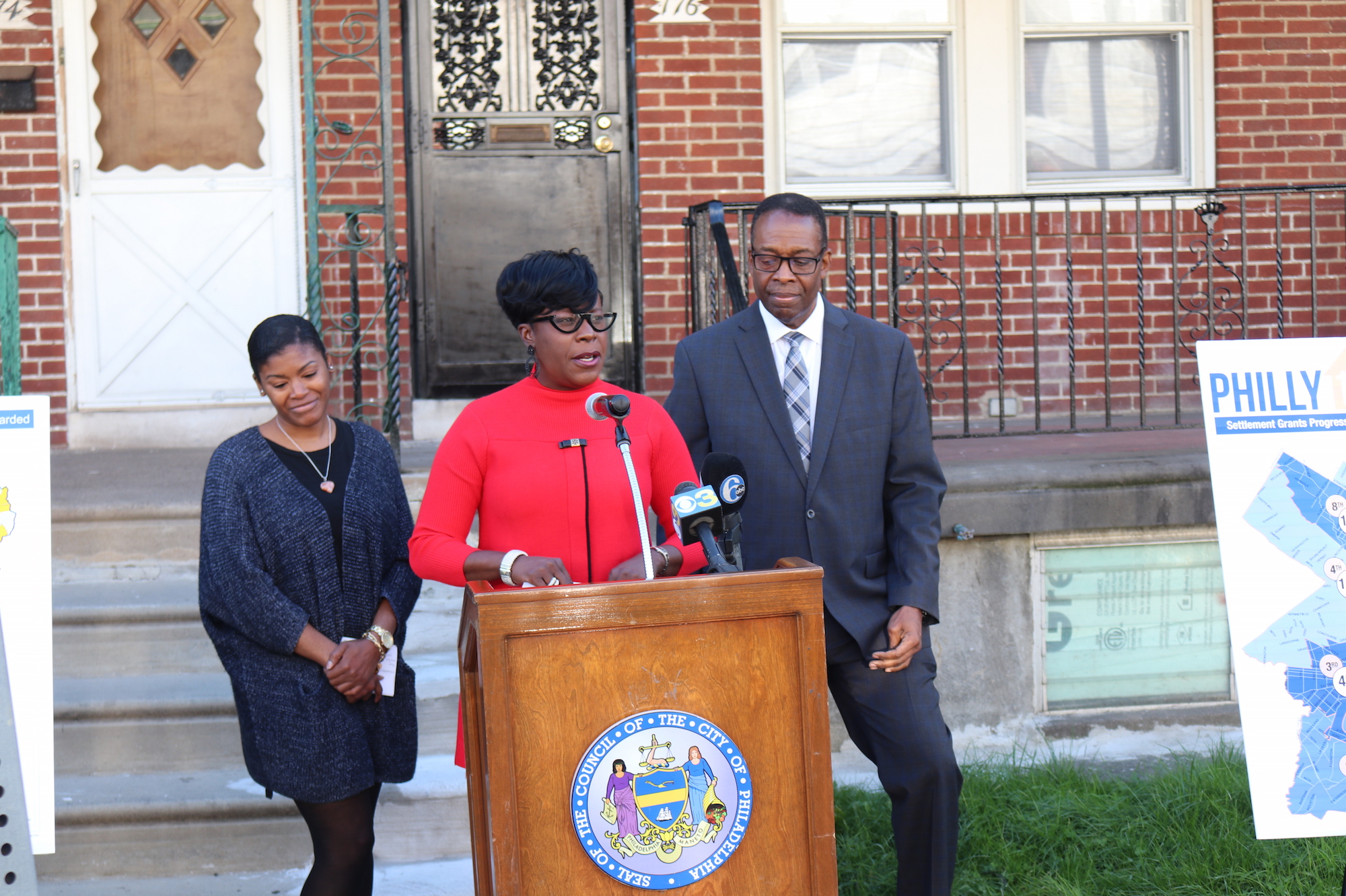 Councilmember Cherelle Parker speaks in front of 176 Roselyn St. in Olney alongside Council President Darrell Clarke and new homeowner April Broaddus. Photo: Nigel Thompson/AL DÍA News.