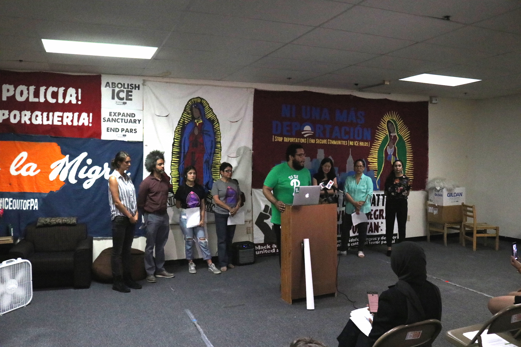 Miguel Andrade of Juntos addresses attendees of a press conference announcing the release of a report detailing collaboration between PA localities and ICE. Photo: Nigel Thompson/AL DÍA News.