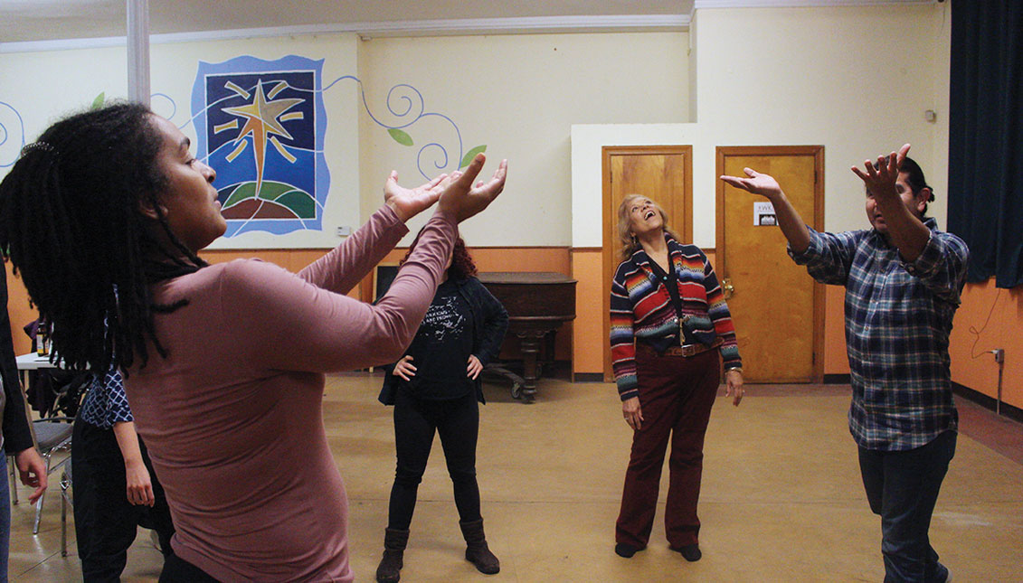 Alexandra Espinoza, Rachel O’Hanlon-Rodriquez, Virginia Sanchez, y Ivan Vila (izquierda a derecha) participan en una actividad en su ensayo para el show de “Pa’lante” en First Person Arts Festival. Foto: Emily Neil / AL DÍA News