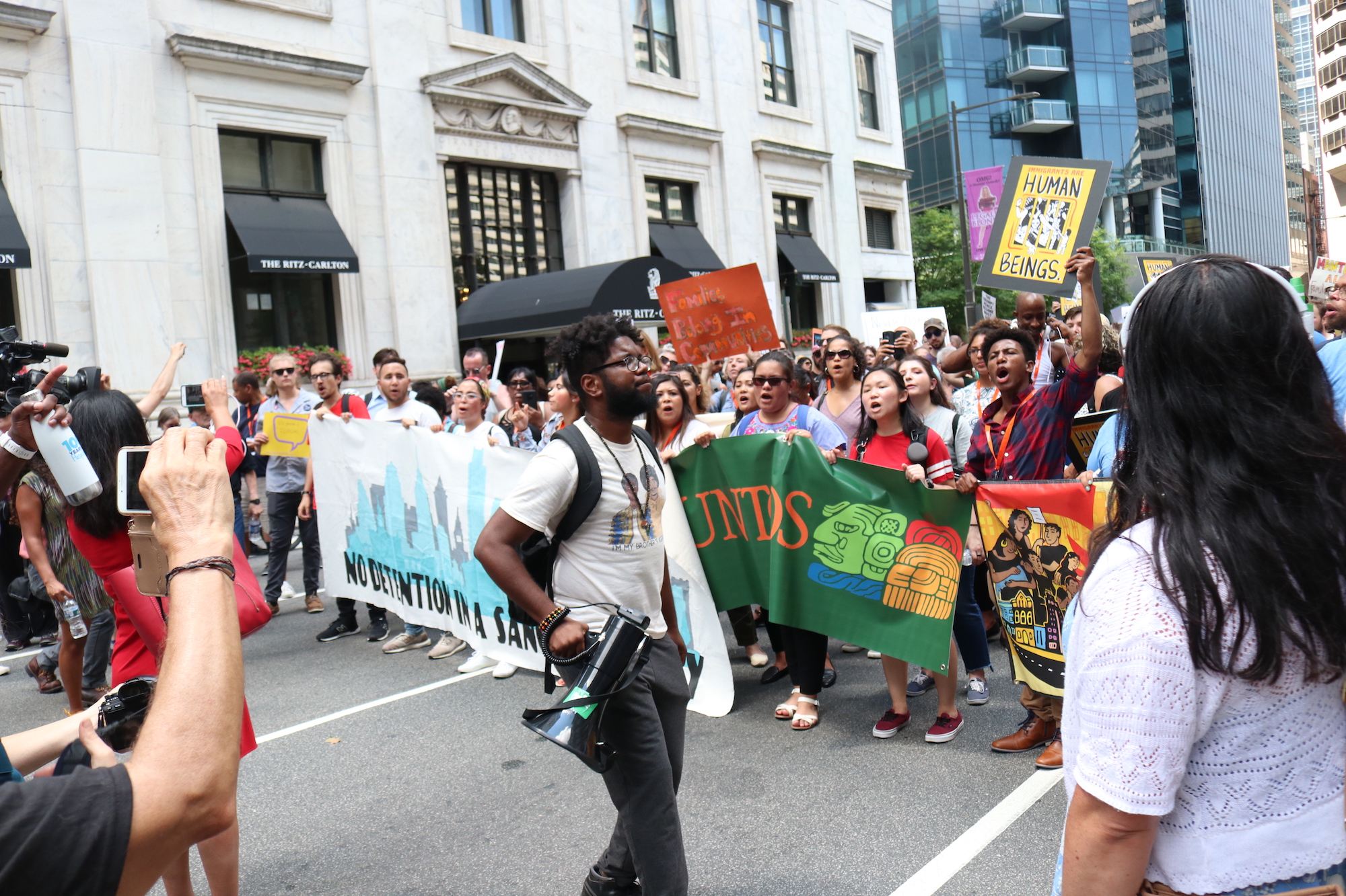 Ant Smith of Philly for R.E.A.L. Justice leads the march in a chant on July 12, 2019. Photo: Nigel Thompson/AL DÍA News.