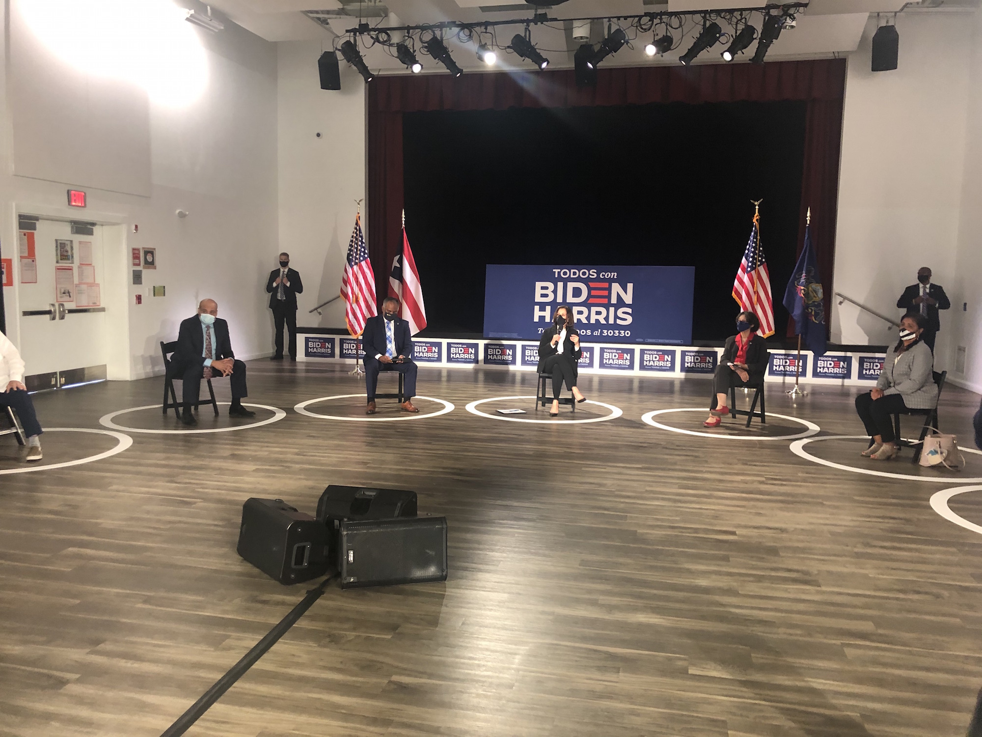 Democratic Vice Presidential candidate, Kamala Harris, sits down with some of the state's most prominent Latinx leaders in PA in Taller Puertorriqueño during her visit to Philadelphia on Sept. 18. Photo: Ericka Conant/AL DÍA News.