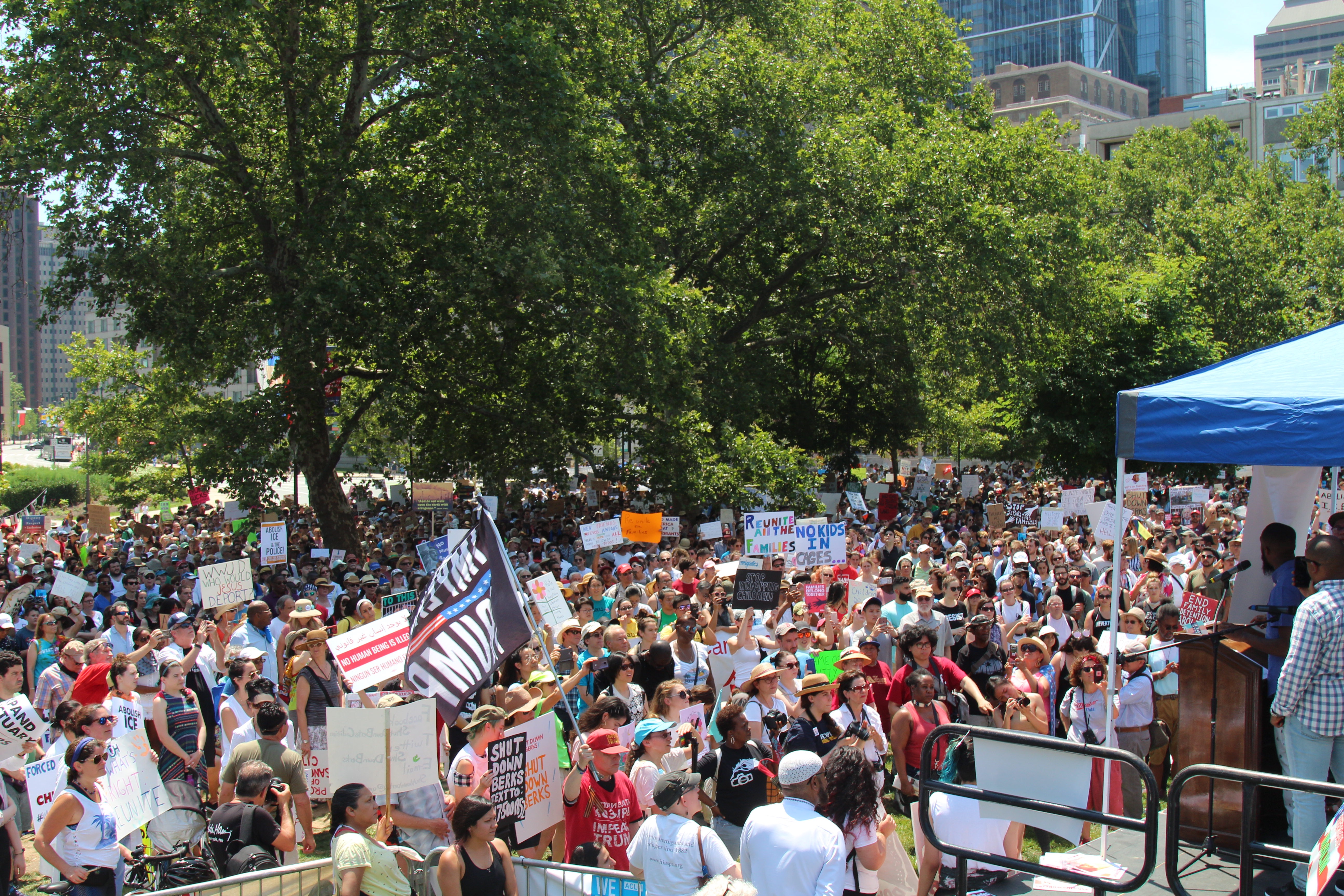 On Saturday, thousands of Philadelphians gathered in Logan Circle to call for an end to the detention and separation of immigrant families and the abolishment of ICE.  Photo: Emily Neil / AL DÍA News
