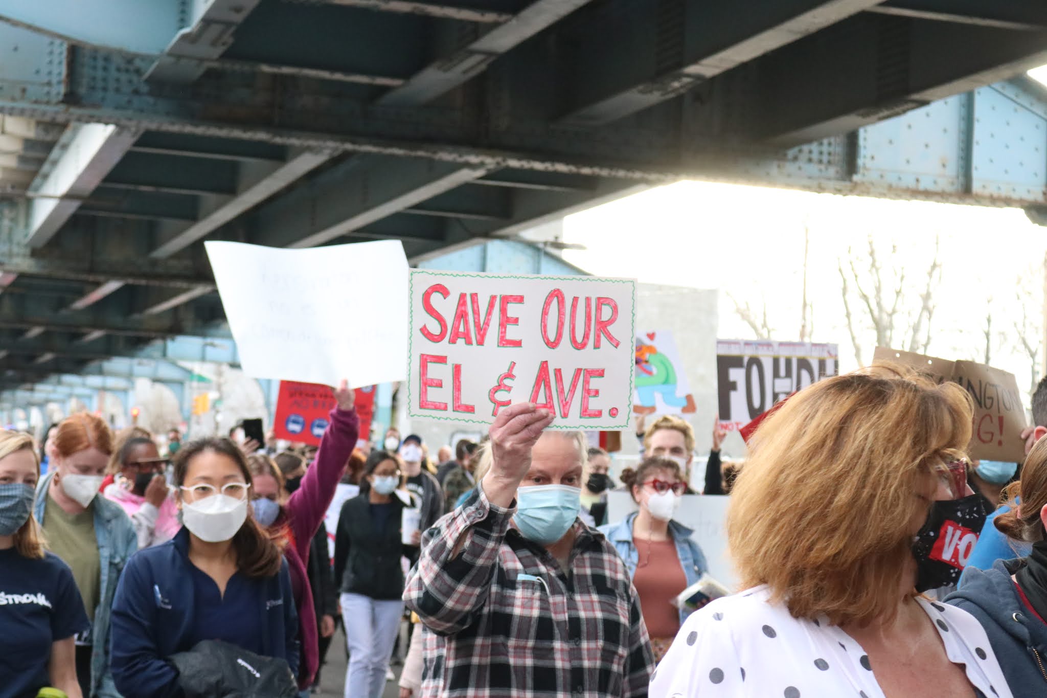 Many protestors held signs slamming SEPTA for closing Somerset Station and for the city's lack of action regarding the surrounding neighborhood's poverty and crime. Photo: Nigel Thompson/AL DÍA News. 